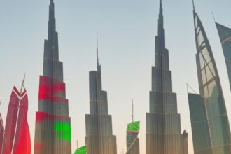 A Burdzs Kalifa Ünnepélyes Színekbe Öltözése: Piros, Fehér és Zöld Varászlat