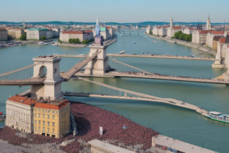 Budapesti tüntetés: A gyülekezési szabadság és a Pride védelmében az Erzsébet hídnál