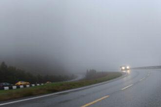 Ködbe burkolózott utak: Az országos balesetek növekvő száma és a biztonsági intézkedések fontossága