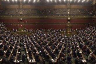 Parlamenti botrány: Momentum képviselői füstbombával zárták le a vitát – nézd meg a felvételt!