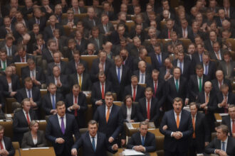 Politikai Feszültségek az Európai Parlamentben: Magyar Péter Lebukása és a Fidesz Politikusaira Kihirdetett Fenyegetések