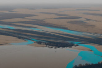 Tiszta elhallgatás: Miért nem válaszolt a Tisza Párt Tarr Zoltán vitatott megjegyzéseire?