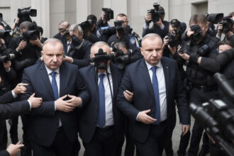 Volt lengyel igazságügyi miniszter rendőri kísérettel érkezett a vizsgálóbizottság elé