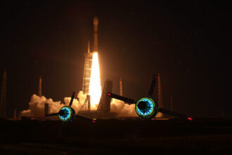 Kína új internetes technológiát tesztel: A Long March 2D rakéta sikeres indítása és a műholdak titkos küldetése